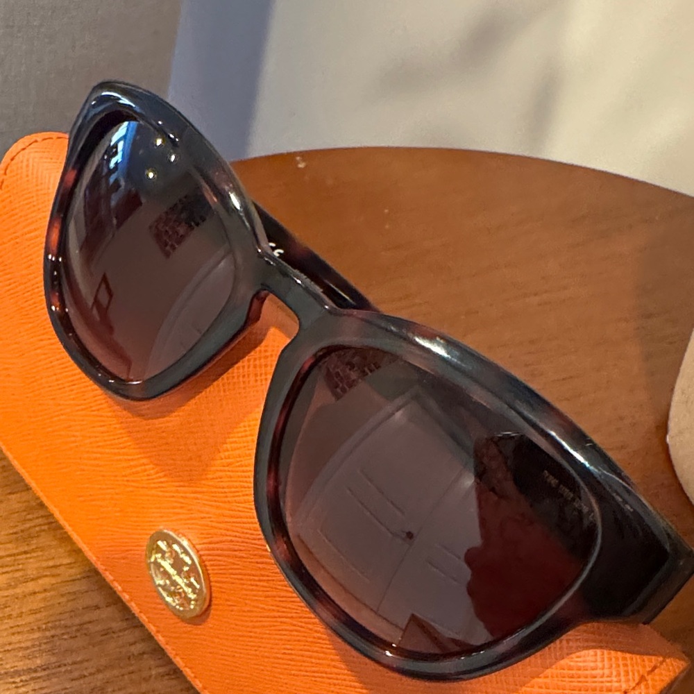 Tory Burch Orange Wallet and Sunglasses Set - Picture 6 of 9